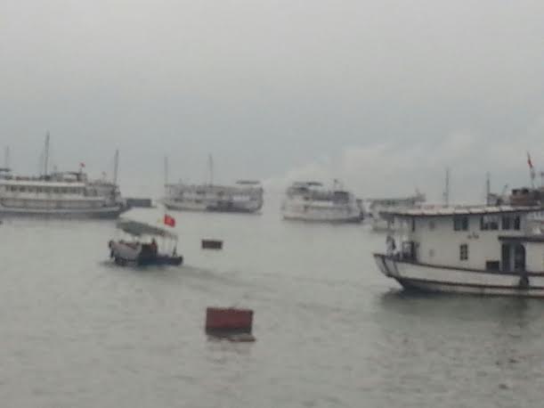 Cháy tàu du lịch ở vịnh Hạ Long, gần 20 hành khách hoảng loạn